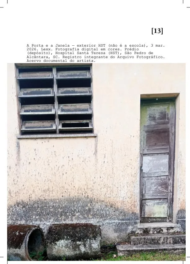 Página do livro-excerto mostrando fotografia de arquitetura e registro de campo